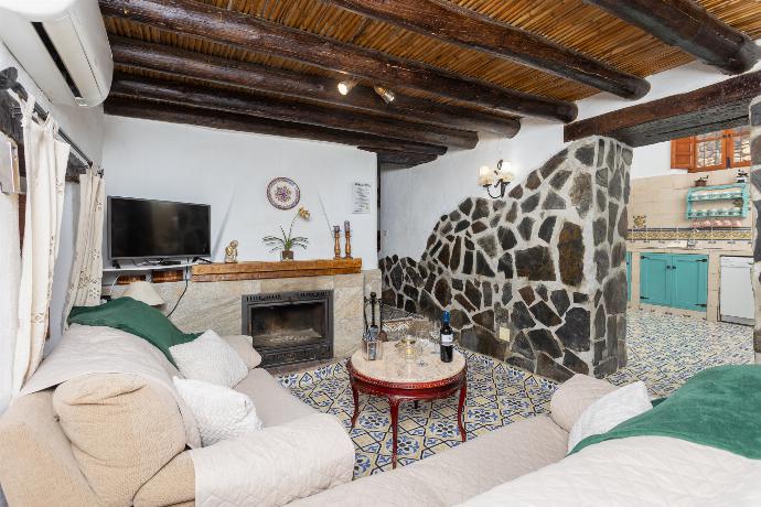 Living room with sofas, dining area, mezzanine, ornamental fireplace, A/C, WiFi internet, and satellite TV . - Villa Jardin . (Galleria fotografica) }}