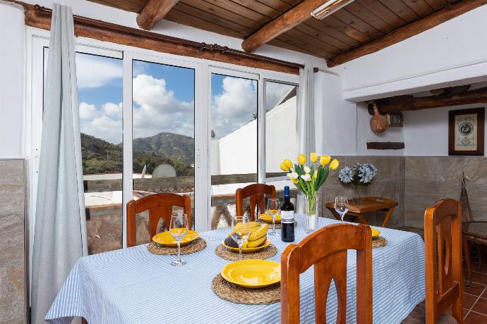Sun room with dining area, seating, and mountain views . - Villa Jardin . (Fotogalerie) }}