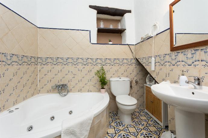 Family bathroom with bath and shower . - Villa Jardin . (Fotogalerie) }}