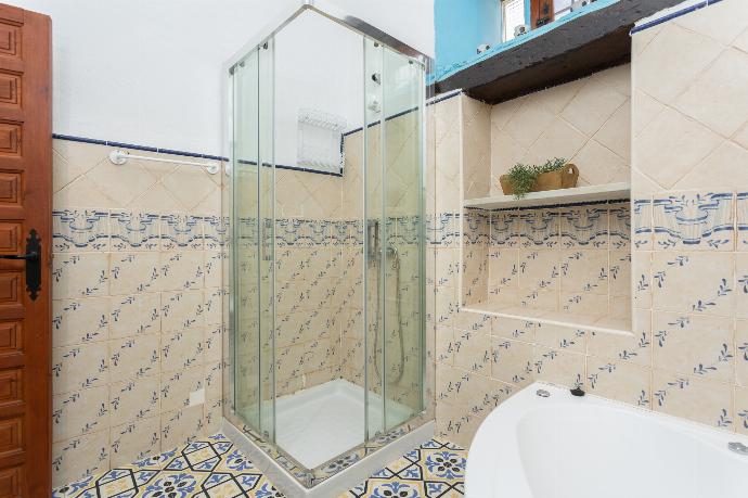 Family bathroom with bath and shower . - Villa Jardin . (Fotogalerie) }}