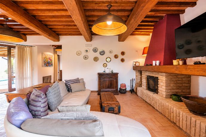 Living room with sofas, WiFi internet, and satellite TV . - Villa Il Melograno . (Photo Gallery) }}