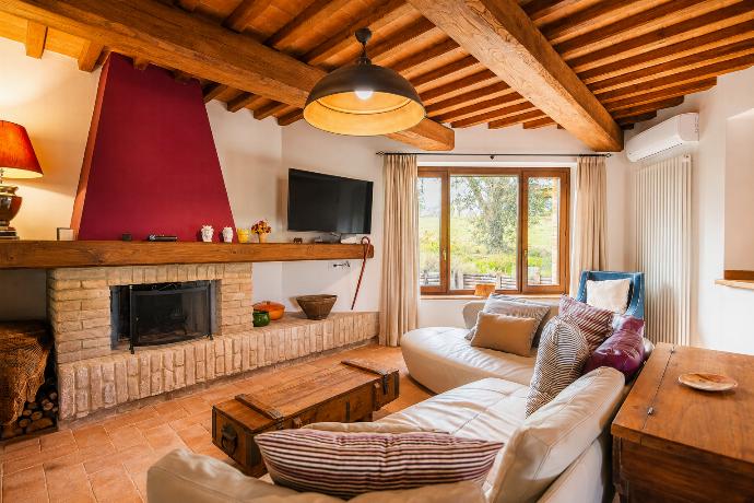 Living room with sofas, A/C, WiFi internet, and satellite TV . - Villa Il Melograno . (Photo Gallery) }}