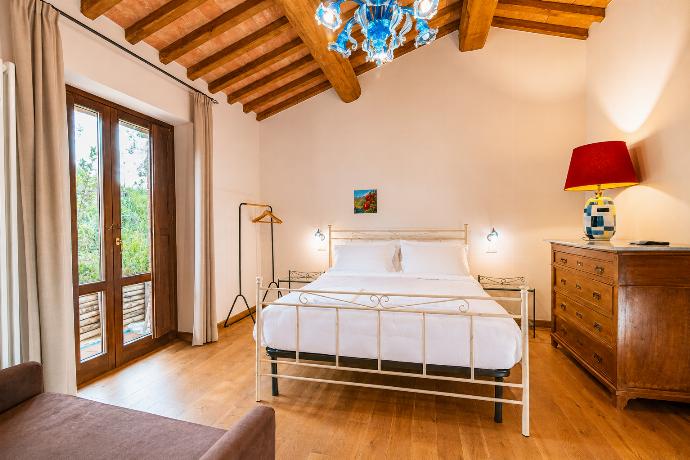 Double bedroom with en suite bathroom and A/C . - Villa Il Melograno . (Photo Gallery) }}