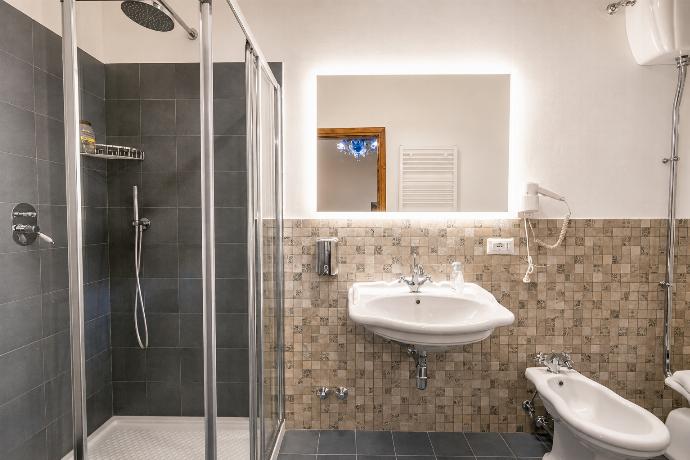 En suite bathroom with shower . - Villa Il Melograno . (Photo Gallery) }}