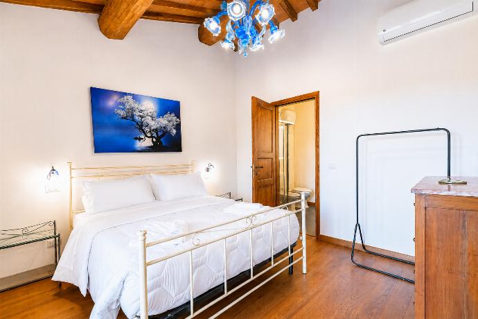 Double bedroom with en suite bathroom and A/C . - Villa Il Melograno . (Photo Gallery) }}