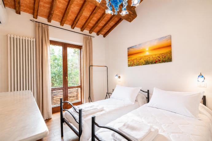 Twin bedroom with en suite bathroom and A/C . - Villa Il Melograno . (Photo Gallery) }}