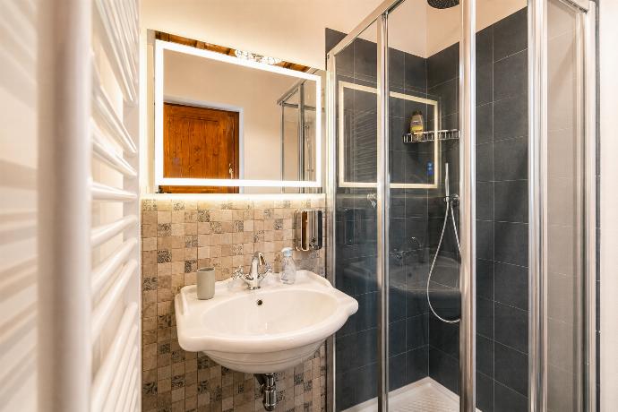 En suite bathroom with shower . - Villa Il Melograno . (Photo Gallery) }}