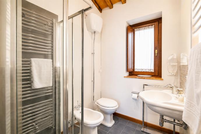 En suite bathroom with shower . - Villa Il Melograno . (Photo Gallery) }}