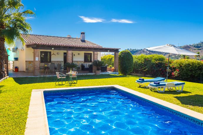 Nerja . - Villa Loli Imaroga One . (Photo Gallery) }}