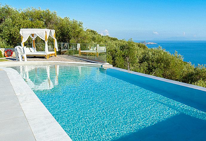 Private infinity pool and terrace with panoramic sea views . - Villa Horizon Blue . (Galería de imágenes) }}