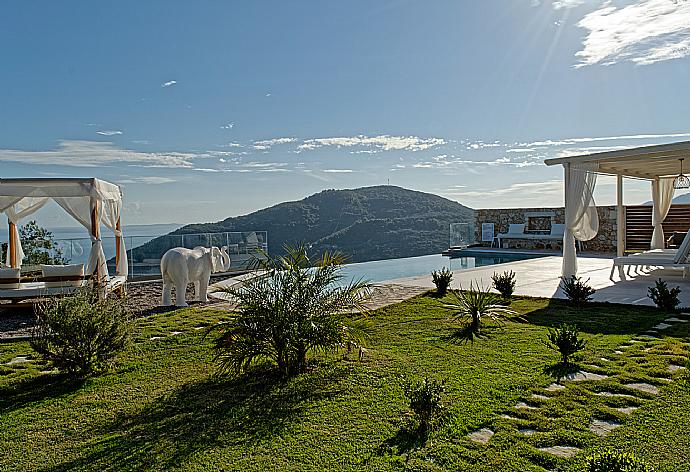 Private infinity pool and terrace with panoramic sea views . - Villa Horizon Blue . (Photo Gallery) }}