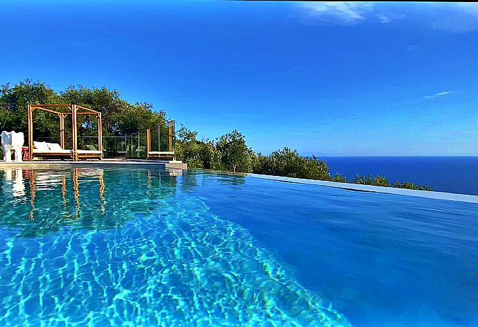 Private infinity pool and terrace with panoramic sea views . - Villa Horizon Blue . (Galleria fotografica) }}