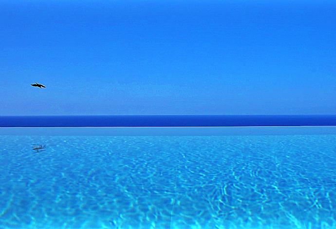 Private infinity pool and terrace with panoramic sea views . - Villa Horizon Blue . (Galleria fotografica) }}