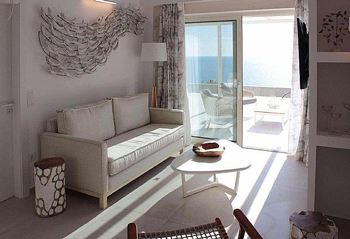 Open-plan living room with sofa, dining area, kitchen, ornamental fireplace, A/C, WiFi internet, satellite TV, and sea views . - Villa Horizon Blue . (Galería de imágenes) }}