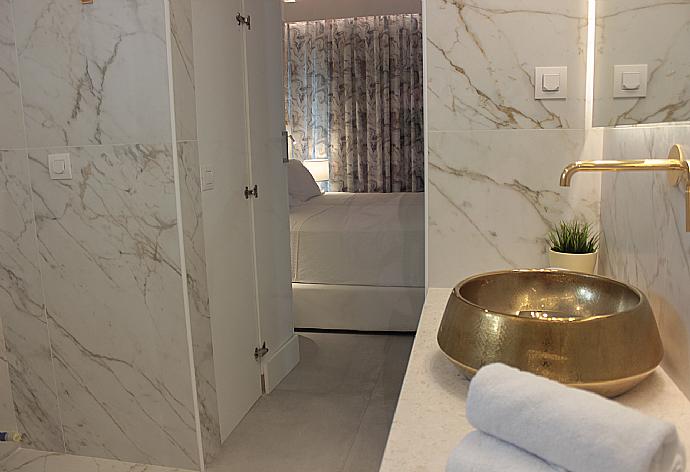 En suite bathroom with shower . - Villa Horizon Blue . (Photo Gallery) }}