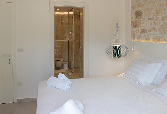 Double bedroom with en suite bathroom and A/C . - Villa Horizon Blue . (Galerie de photos) }}