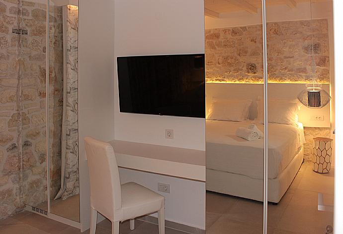 Double bedroom with en suite bathroom and A/C . - Villa Horizon Blue . (Galería de imágenes) }}