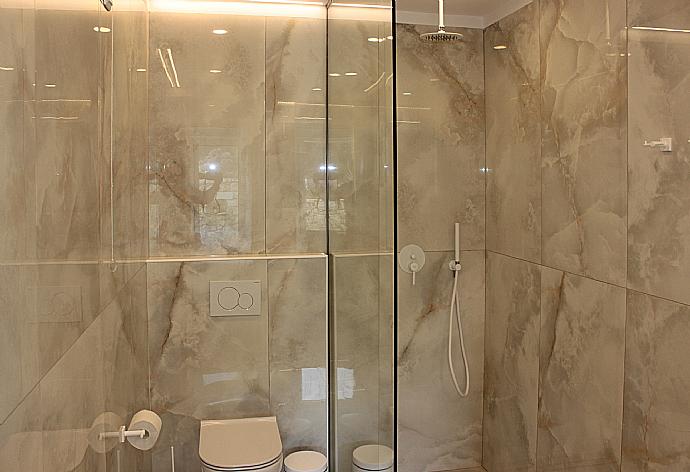 En suite bathroom with shower . - Villa Horizon Blue . (Galerie de photos) }}