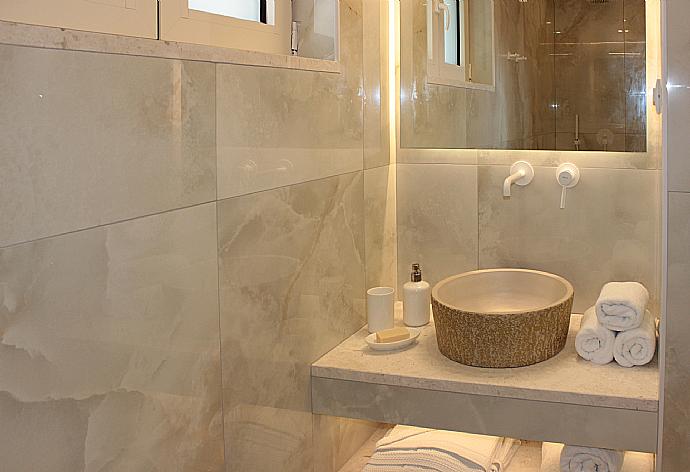 En suite bathroom with shower . - Villa Horizon Blue . (Галерея фотографий) }}