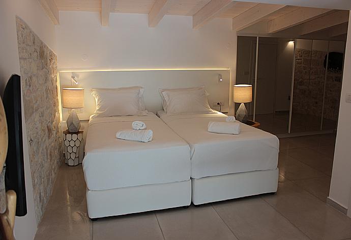 Twin bedroom with en suite bathroom and A/C . - Villa Horizon Blue . (Галерея фотографий) }}