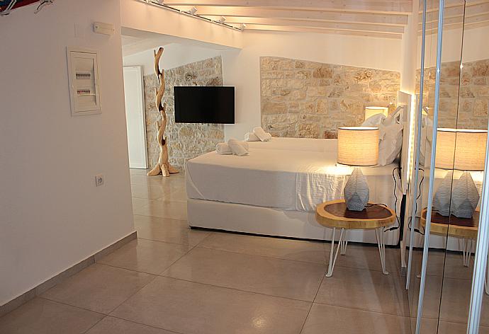 Twin bedroom with en suite bathroom and A/C . - Villa Horizon Blue . (Galería de imágenes) }}