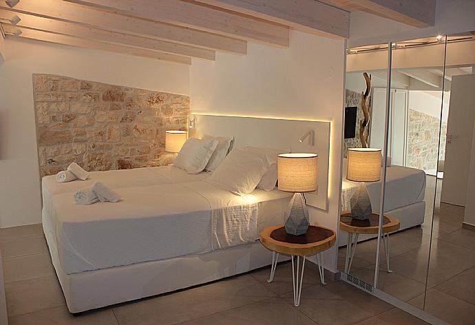 Twin bedroom with en suite bathroom and A/C . - Villa Horizon Blue . (Fotogalerie) }}