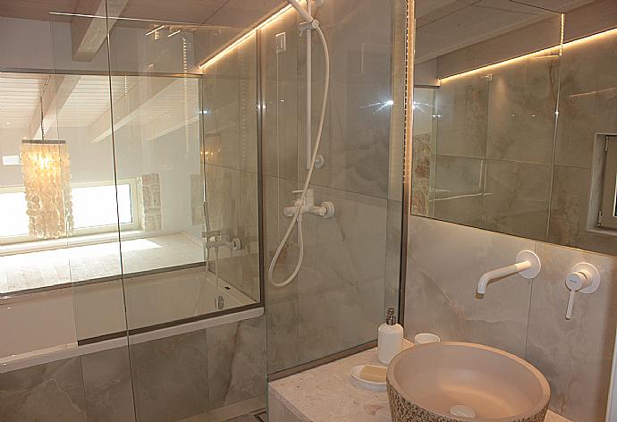 En suite bathroom with bath and shower . - Villa Horizon Blue . (Galerie de photos) }}