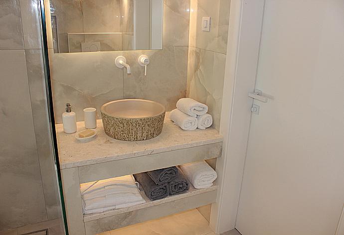 En suite bathroom with bath and shower . - Villa Horizon Blue . (Photo Gallery) }}