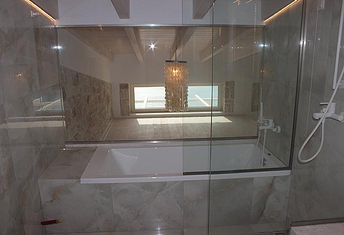 En suite bathroom with bath and shower . - Villa Horizon Blue . (Galleria fotografica) }}