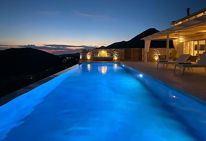 Night view of Villa Horizon Blue . - Villa Horizon Blue . (Galería de imágenes) }}