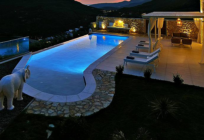 Night view of Villa Horizon Blue . - Villa Horizon Blue . (Galería de imágenes) }}