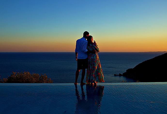 Private infinity pool with panoramic sea views . - Villa Horizon Blue . (Галерея фотографий) }}
