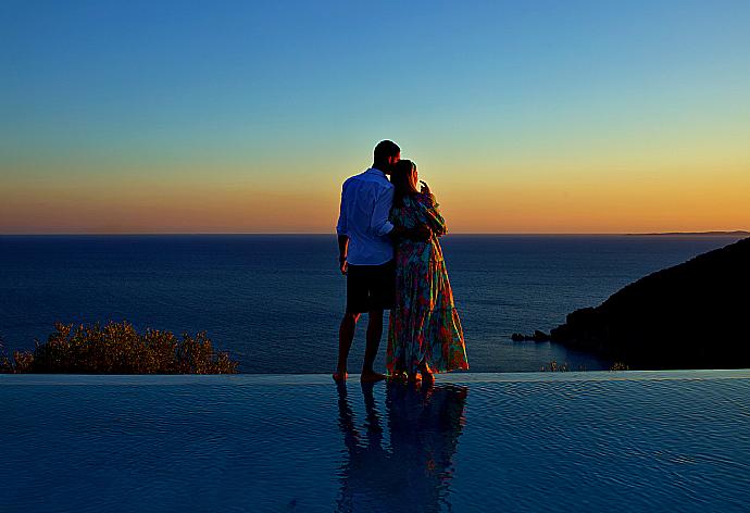 Private infinity pool with panoramic sea views . - Villa Horizon Blue . (Fotogalerie) }}