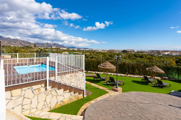 Private pool and terrace with sea views . - Villa Cortijo Romero . (Fotogalerie) }}