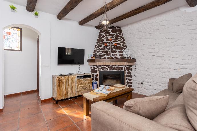 Living room with sofa, dining area, ornamental fireplace, WiFi internet, and satellite TV . - Villa Cortijo Romero . (Galerie de photos) }}