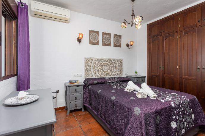 Double bedroom with A/C . - Villa Cortijo Romero . (Galería de imágenes) }}