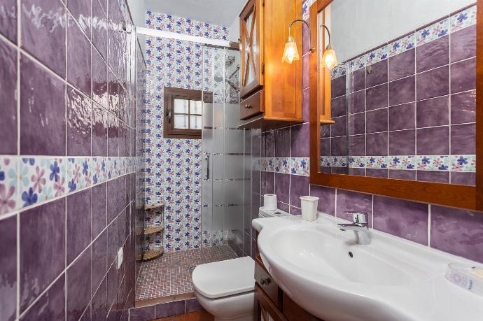 Family bathroom with shower . - Villa Cortijo Romero . (Fotogalerie) }}