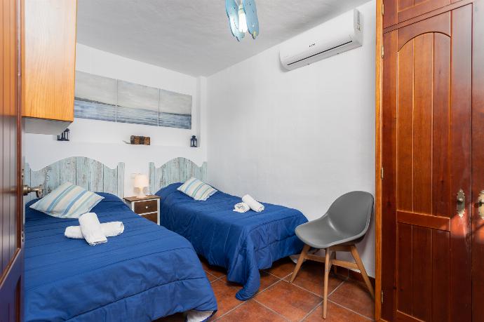 Twin bedroom with A/C . - Villa Cortijo Romero . (Галерея фотографий) }}