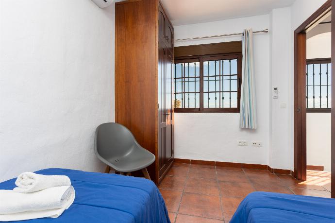 Twin bedroom with A/C . - Villa Cortijo Romero . (Photo Gallery) }}