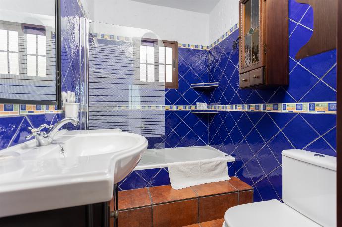 Family bathroom with bath and shower . - Villa Cortijo Romero . (Fotogalerie) }}