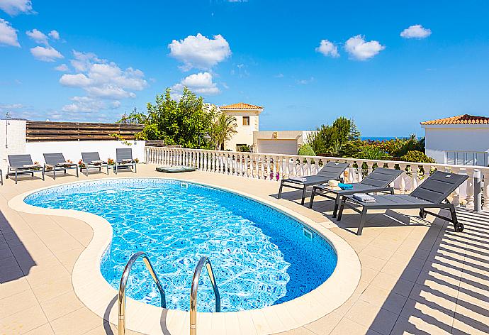 Private pool, terrace, and garden with sea views . - Villa Amore . (Galería de imágenes) }}