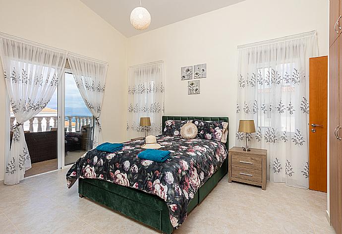 Double bedroom with en suite bathroom, A/C, sea views, and balcony access . - Villa Amore . (Галерея фотографий) }}