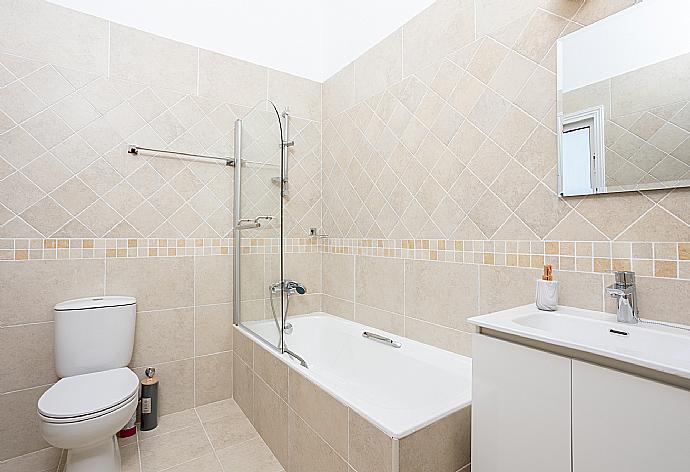 En suite bathroom with bath and shower . - Villa Amore . (Photo Gallery) }}