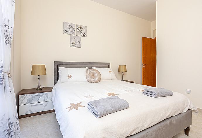 Double bedroom with en suite bathroom, A/C, sea views, and balcony access . - Villa Amore . (Galleria fotografica) }}