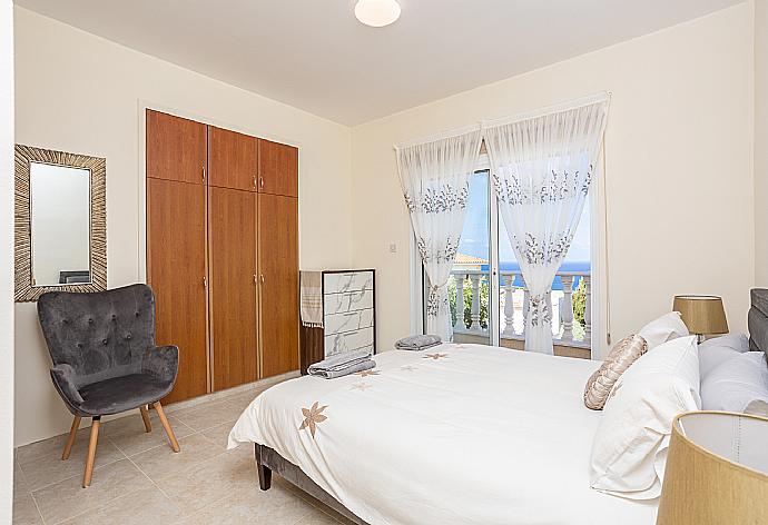 Double bedroom with en suite bathroom, A/C, sea views, and balcony access . - Villa Amore . (Галерея фотографий) }}