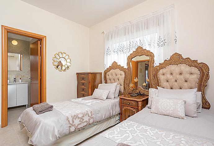 Twin bedroom with en suite bathroom and A/C . - Villa Amore . (Photo Gallery) }}