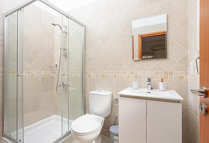 En suite bathroom with shower . - Villa Amore . (Galleria fotografica) }}