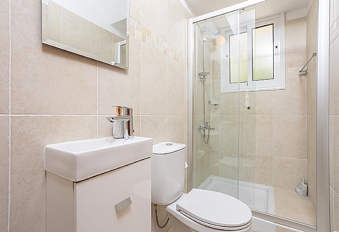 Family bathroom with shower . - Villa Amore . (Galerie de photos) }}