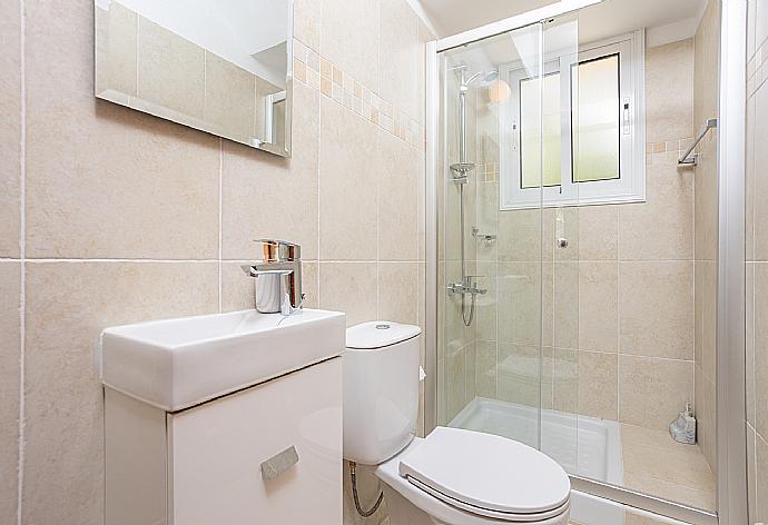 Family bathroom with shower . - Villa Amore . (Galleria fotografica) }}