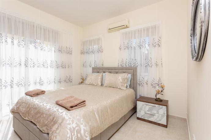 Double bedroom with A/C . - Villa Amore . (Photo Gallery) }}
